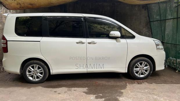 Toyota Noah 2013