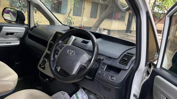 Toyota Noah 2013