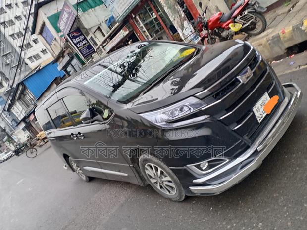 Toyota Noah push start hybrid 2017
