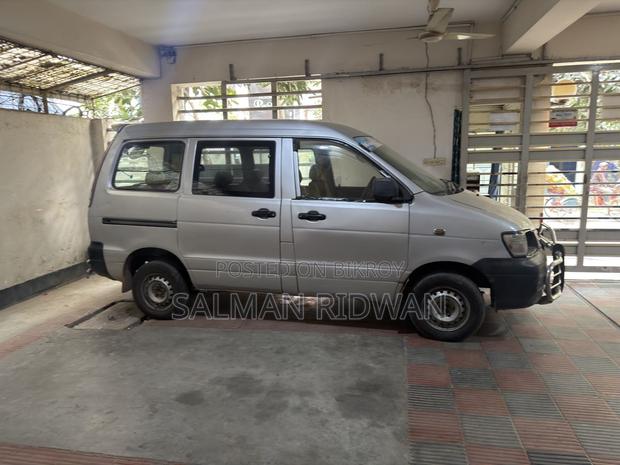 Toyota Noah Low floor 2001