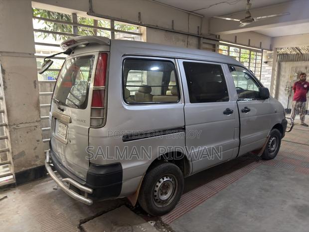 Toyota Noah Low floor 2001