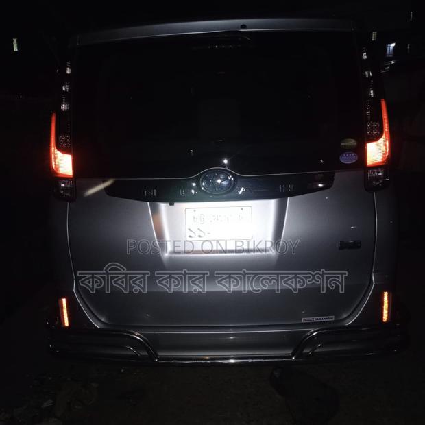 Toyota Noah hybrid 2014