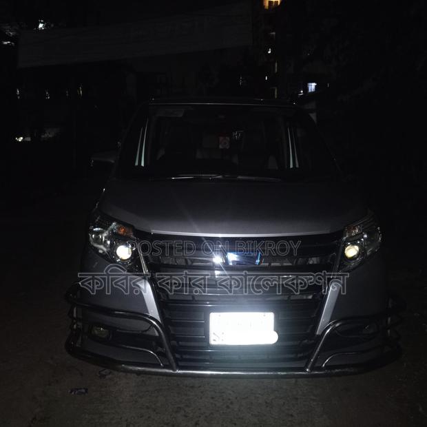 Toyota Noah hybrid 2014