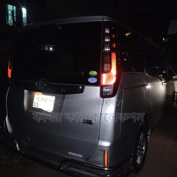Toyota Noah hybrid 2014