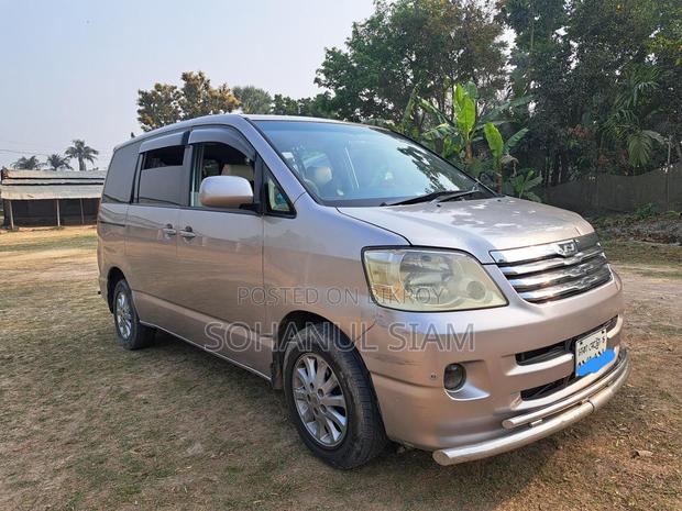 Toyota Noah . 2002
