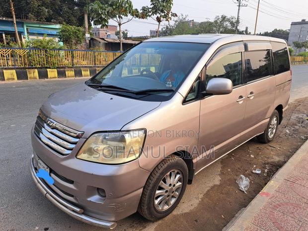 Toyota Noah . 2002