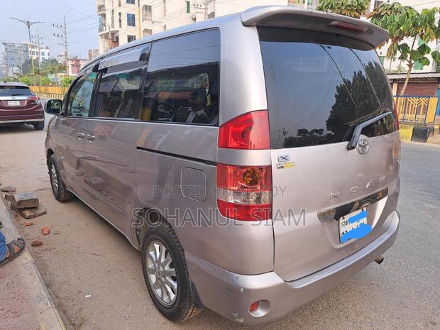 Toyota Noah . 2002