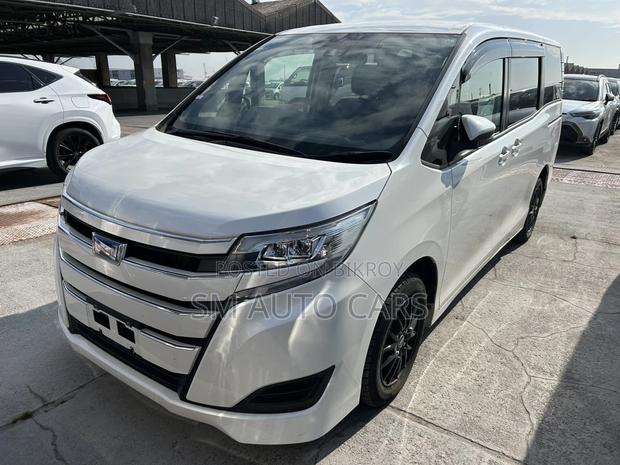 Toyota Noah Hybrid X Pearl 2021
