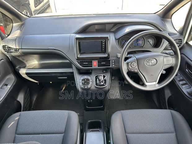 Toyota Noah Hybrid X Pearl 2021