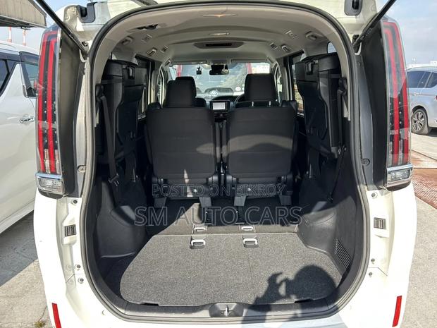 Toyota Noah Hybrid X Pearl 2021