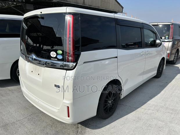 Toyota Noah Hybrid X Pearl 2021