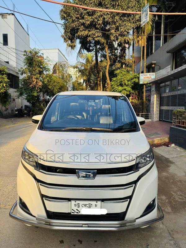 Toyota Noah hybrid 2017