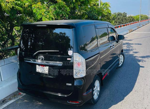 Toyota Noah X SI greet 2011