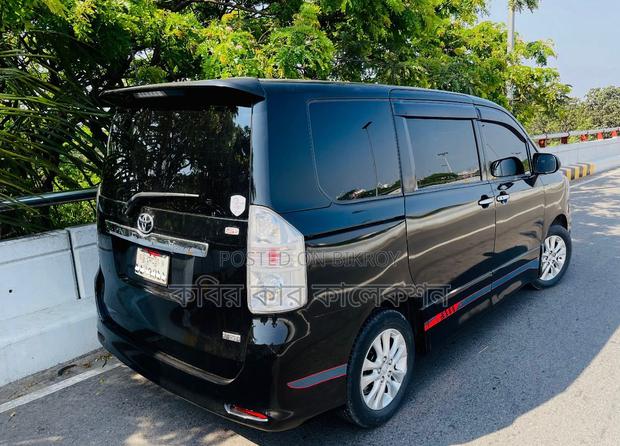 Toyota Noah X SI greet 2011