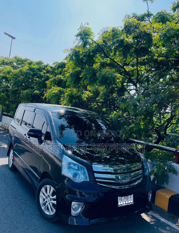Toyota Noah X SI greet 2011