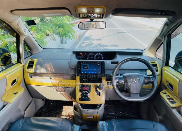Toyota Noah X SI greet 2011
