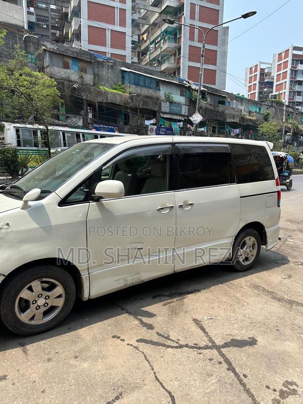 Toyota Noah 2004