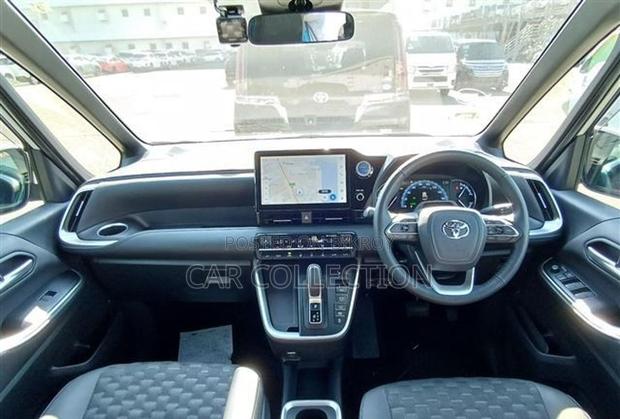 Toyota Voxy S-Z 2023