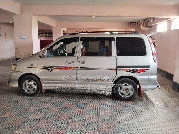 Toyota Noah Noha Fildora 2001
