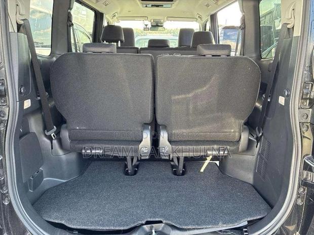 Toyota Noah G hybrid New shape 2022