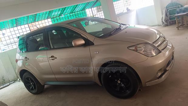 Toyota ist Golden 2004