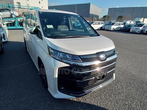 Toyota Noah Hybrid SZ Pearl New 2023