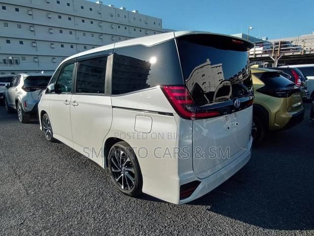 Toyota Noah Hybrid SZ Pearl New 2023