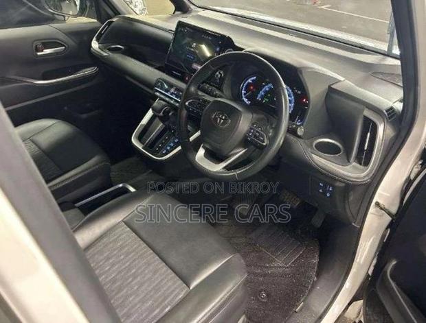 Toyota Noah S-Z HYBRID 2023