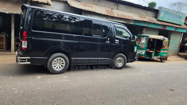 Toyota HiAce 2005 Black