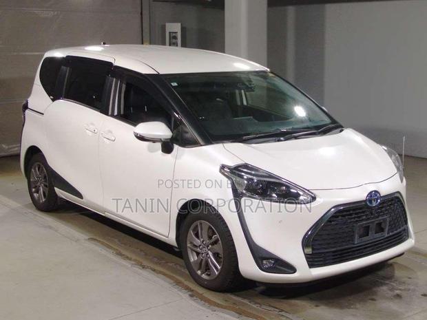 Toyota Sienta Hybrid//G-Curco. 2020