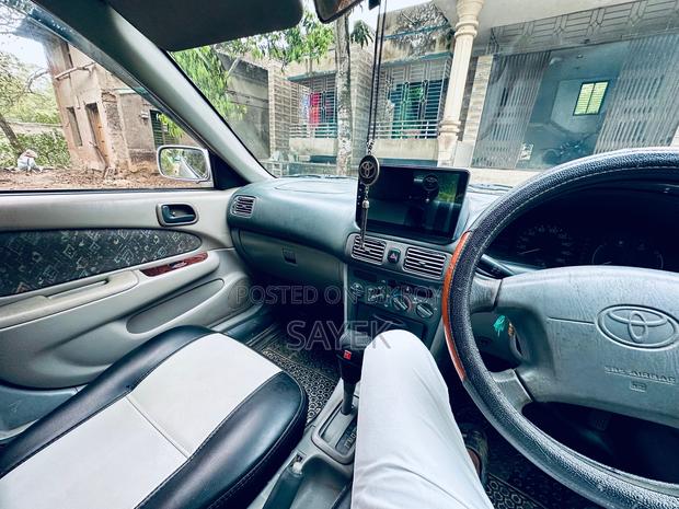 Toyota Corolla . 1998
