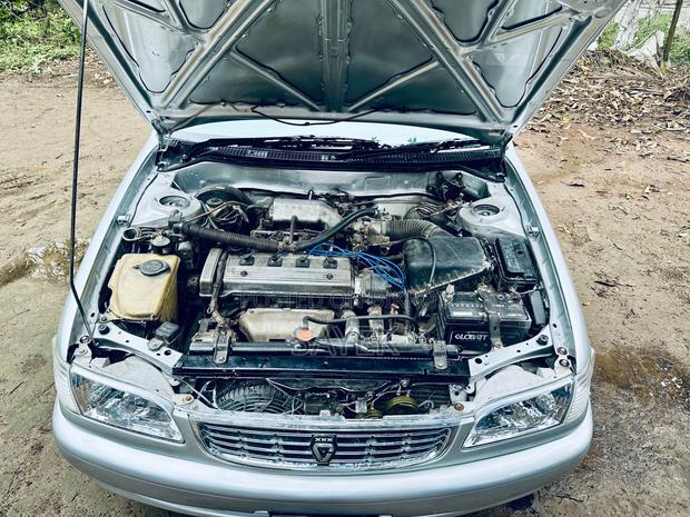 Toyota Corolla . 1998
