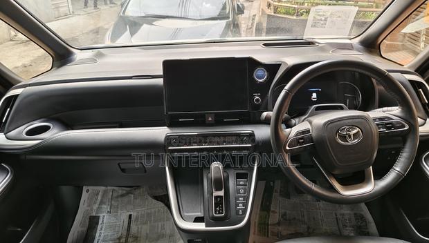 Toyota Noah sz hybrid package 2022
