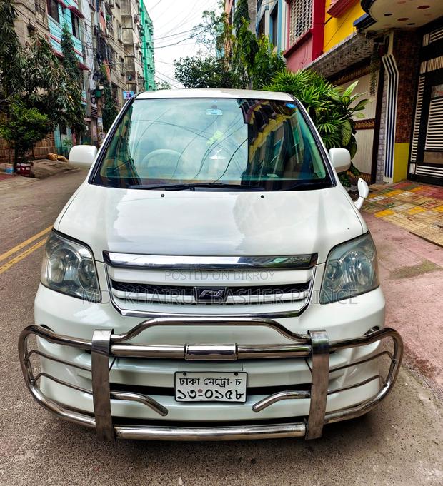 Toyota Noah 2004 Pearl