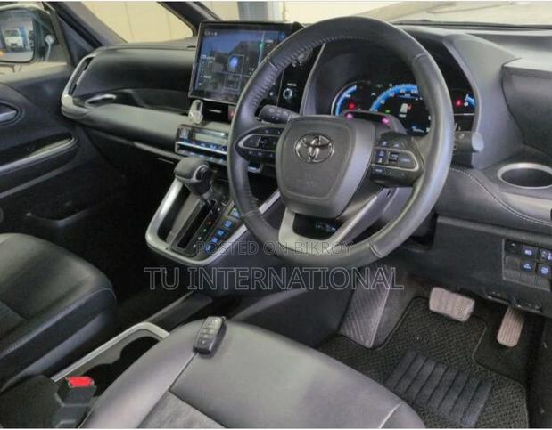 Toyota Noah sz hybrid package 2020