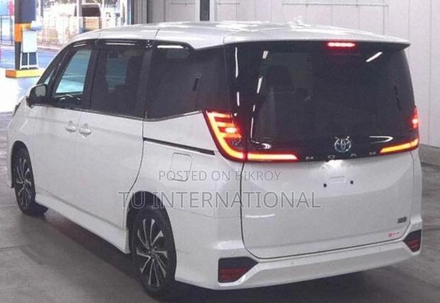 Toyota Noah sz hybrid package 2020