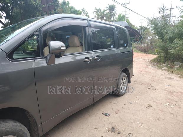 Toyota Noah X 2012