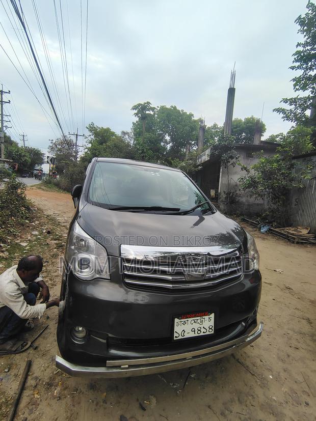 Toyota Noah X 2012