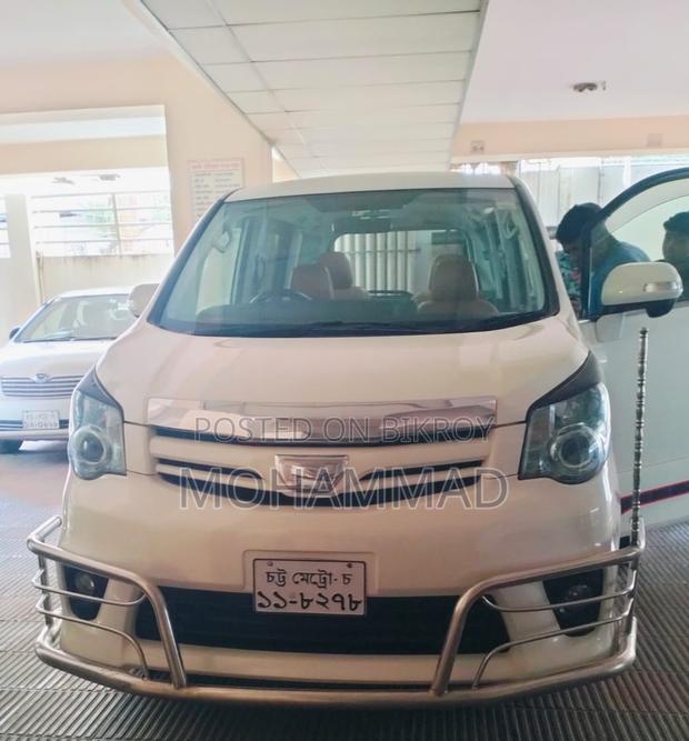 Toyota Noah 2013