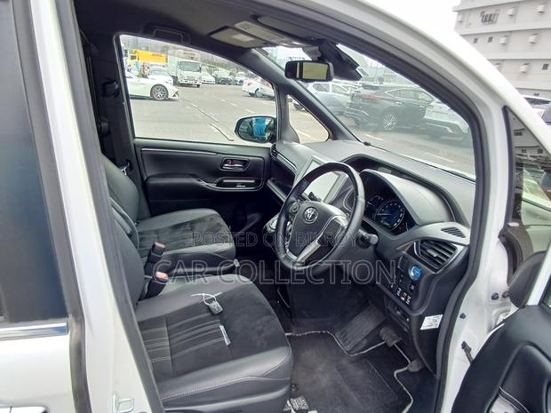 Toyota Esquire Gi Premium HV Pearl 2020