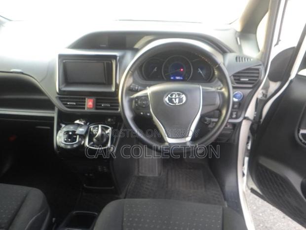 Toyota Esquire Gi Premium HV Pearl 2020