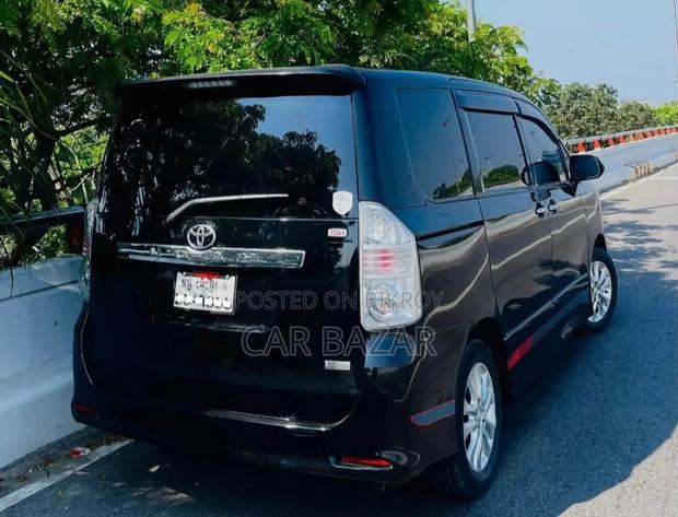 Toyota Noah Si Grade Black 2011