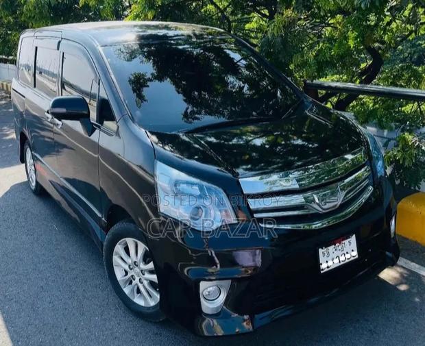Toyota Noah Si Grade Black 2011