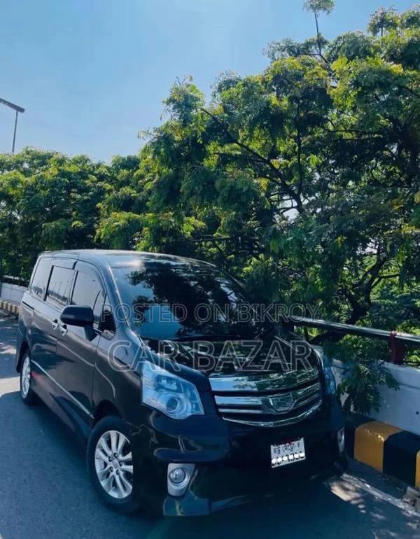 Toyota Noah Si Grade Black 2011