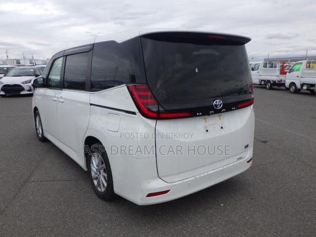 Toyota Noah Z Leg rest Brown int 2022