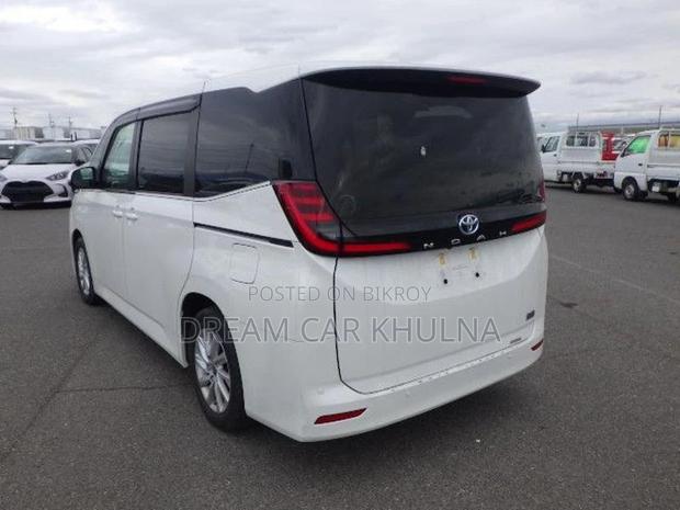 Toyota Noah Z Leg rest Brown int 2022