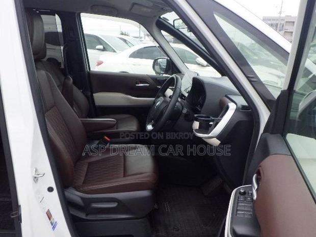 Toyota Noah Z Leg rest Brown int 2022