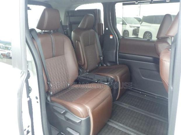 Toyota Noah Z Leg rest Brown int 2022
