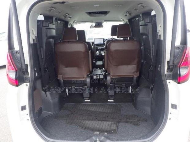 Toyota Noah Z Leg rest Brown int 2022