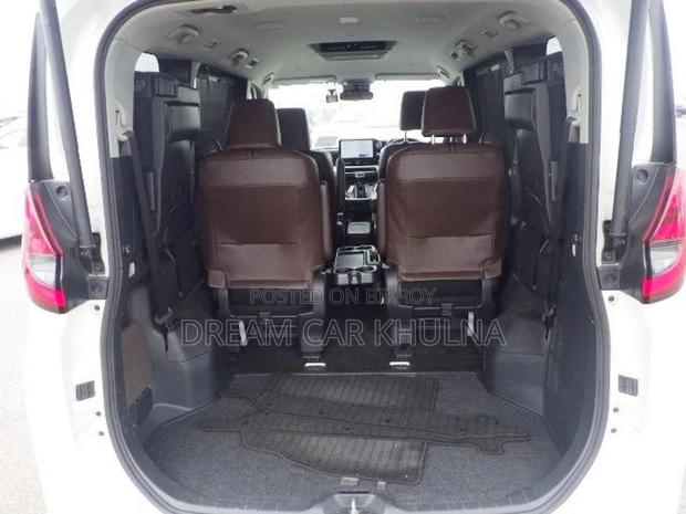 Toyota Noah Z Leg rest Brown int 2022